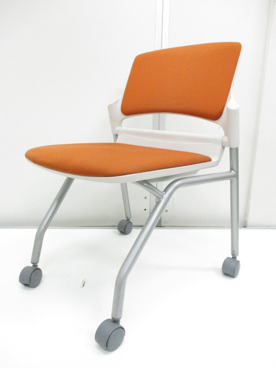 爽やかなオレンジー色｜キャスター付きのウチダ製のチェアが3脚入荷！
                        MF-180シリーズ 
                                    中古
            