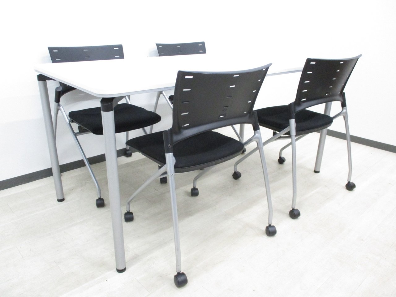 コクヨ+イトーキの人気コラボ！！セット商品の為お安くご提供できます！！
                        その他シリーズ
                                    中古
            