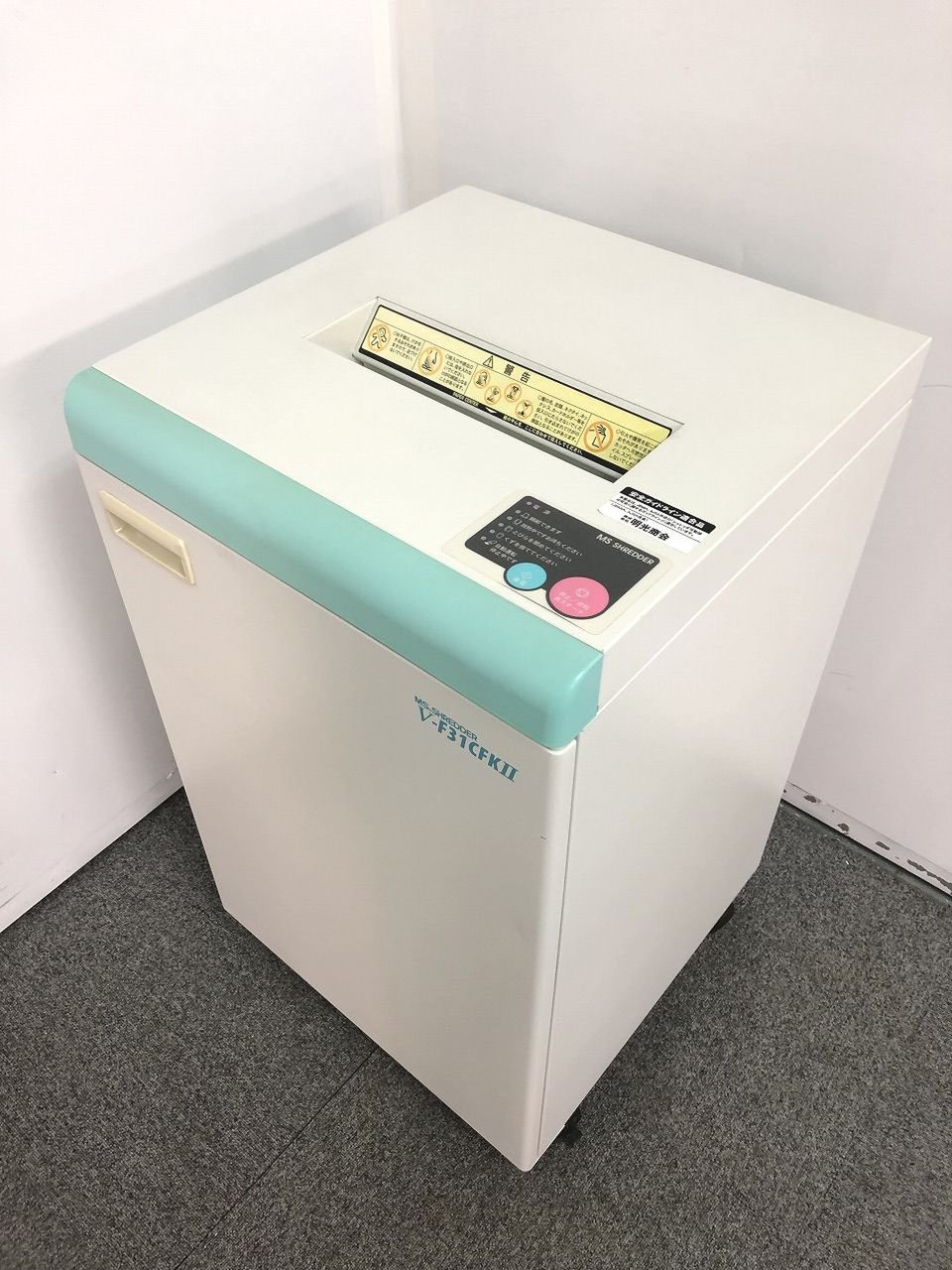 【最大細断枚数約２５枚のワンカットクロスタイプのシュレッダーです！！】
                        Vシリーズ
                                    中古
            