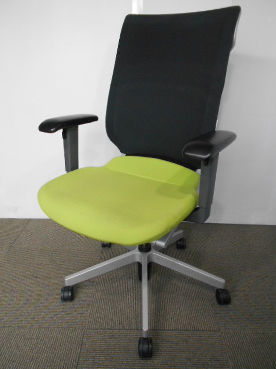 【関西倉庫在庫】爽やかな緑で目と心を落ち着かせてくれるチェア♪【アガタA】
                        アガタA 
                                    中古
            