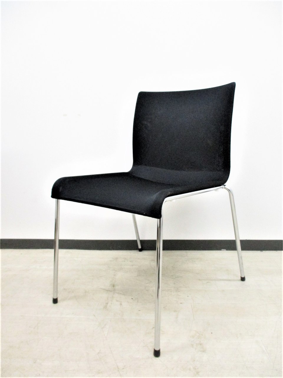 【1脚定価5万円！】お洒落でカッコいいスタッキングチェア！
                        ペリック 
                                    中古
            