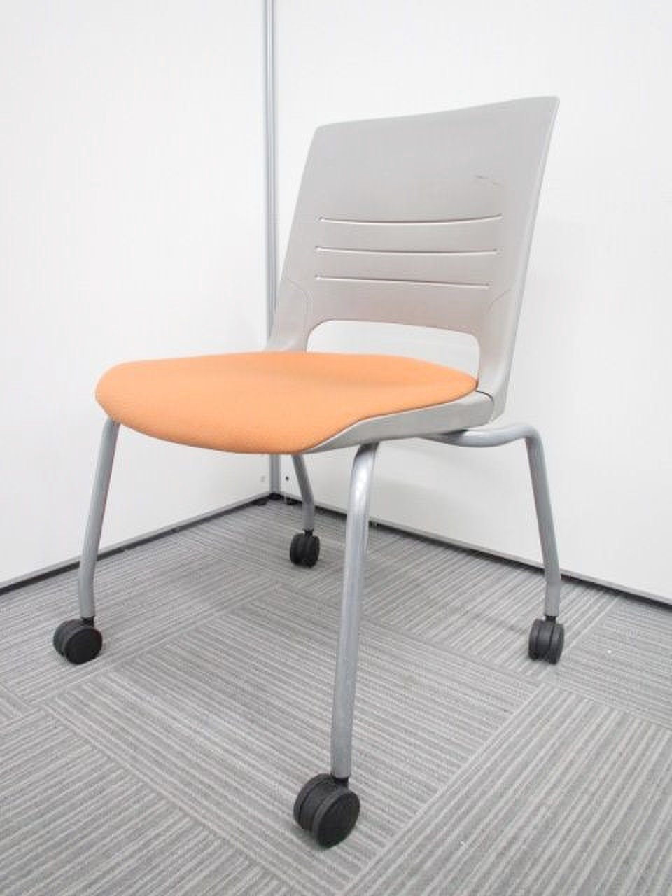 収納可能!
明るいオレンジカラー!
大人気スタッキングチェア!
                        エレナ 
                                    中古
            