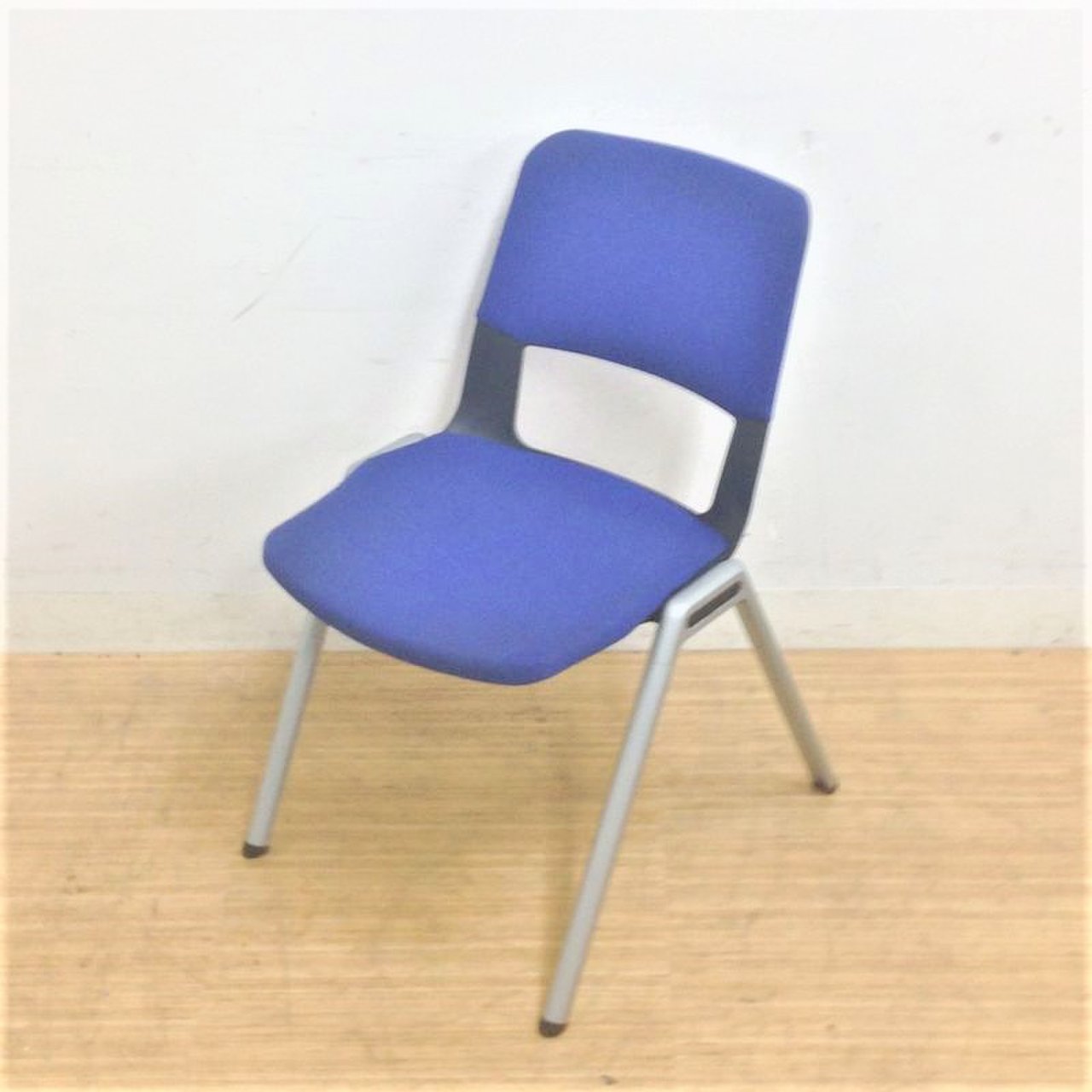 軽快な雰囲気がオシャレ！フリップ　ブルー色　4脚揃います！
                        フリップ 
                                    中古
            