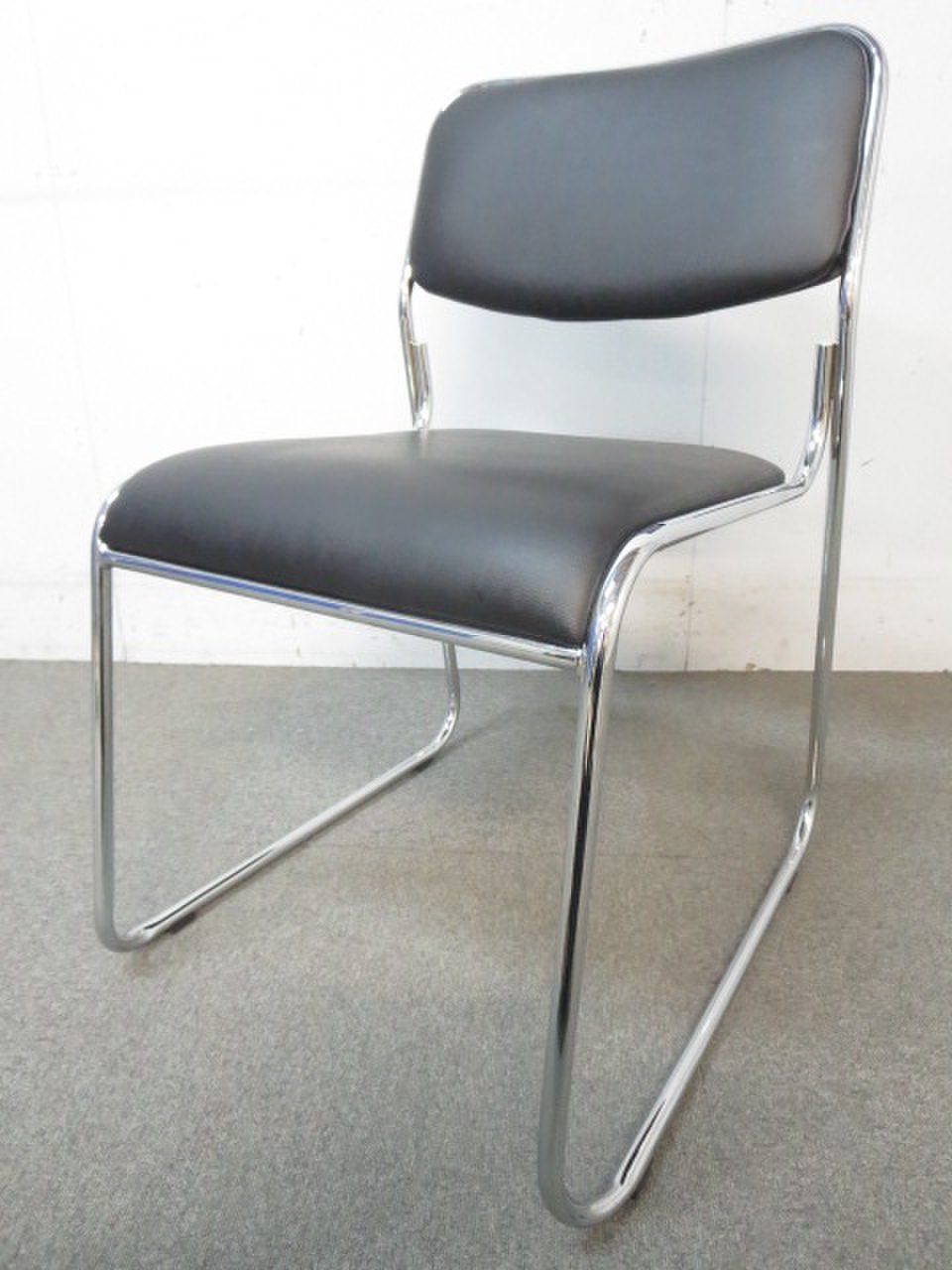 【スタンダードなデザインで使いやすい！】■スタッキングチェア　ブラック
                        会議・研修用イス
                                    中古
            