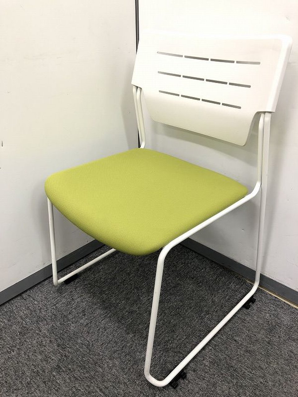【4脚入荷】明るい色のスタッキングチェアの入荷です！1脚販売になります！
                        エレック 
                                    中古
            