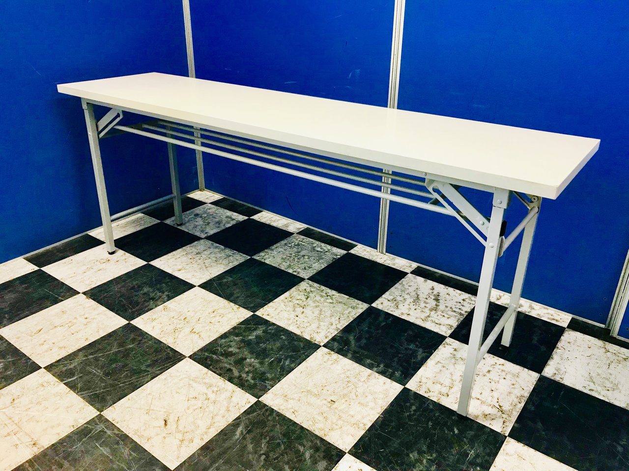 これからの時期、外で屋台用や一時的な展示物を出すのに、重宝する折り畳みテーブル入りました！
                        その他
                                    中古
            