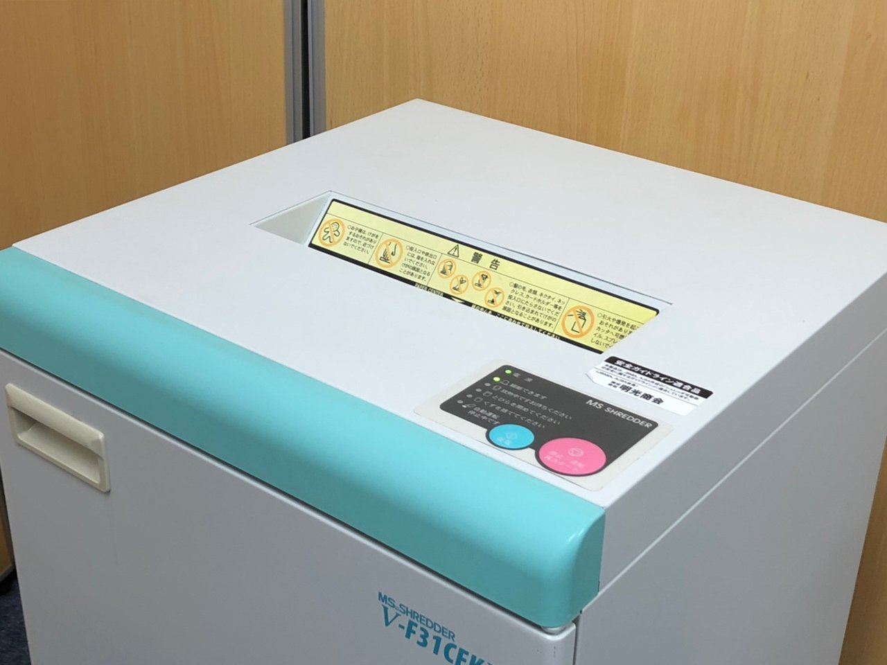 【動作確認済み！】【6カ月保証】ワンカットクロスで情報を守ります！
１０～１２枚までスムーズに裁断できました！
                        Vシリーズ
                                    中古
            