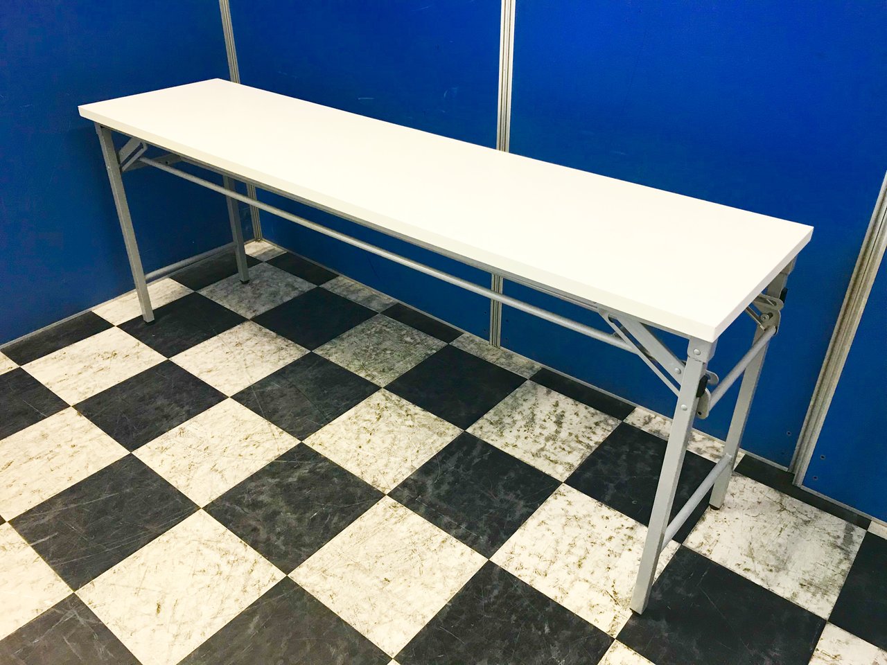 持ち運び便利な折り畳みテーブル！
出し物の展示用などに！
                        その他
                                    中古
            