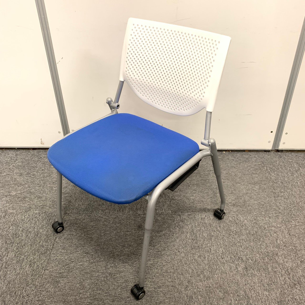 【50脚のロット入荷！】オフィス界の王様！オカムラ製！プロスタックチェア！【ブルー×ホワイト！】
                        プロスタック 
                                    中古
            