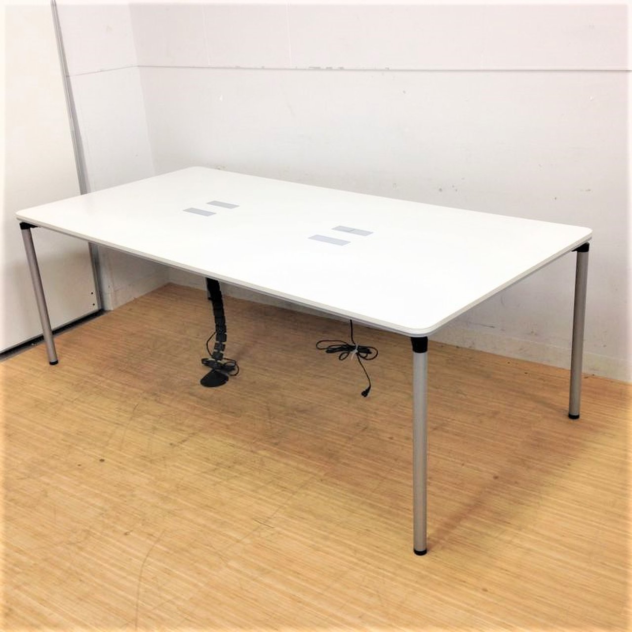 【1台限定】配線孔付きでデジタルミーティングの促進！！人気のホワイト天板
                        BTT
                                    中古
            