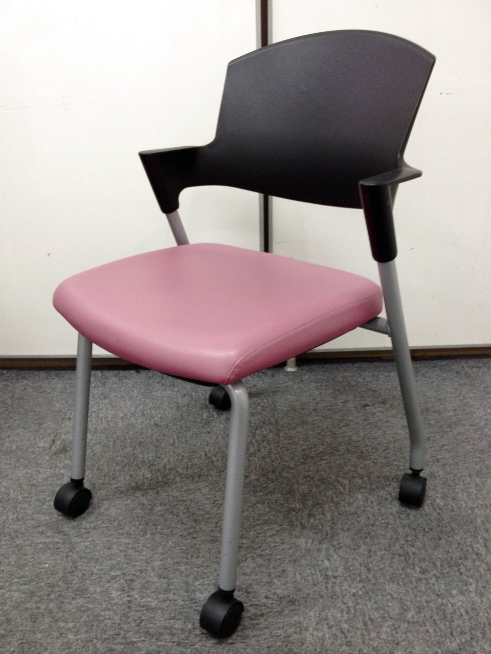 【ロット商品】ミーティングチェアで大人気シリーズ　プロッティ　ミディアムローズカラー入荷！
                        プロッテイ
                                    中古
            