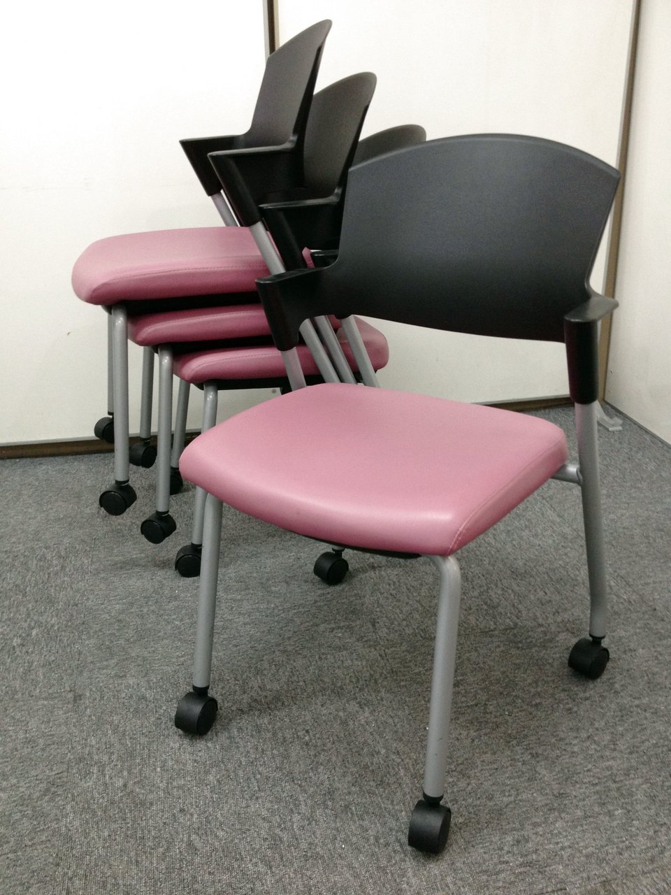 【4脚１セット】コクヨ製　プロッティ　ミディアムローズカラー
                        プロッテイ
                                    中古
            