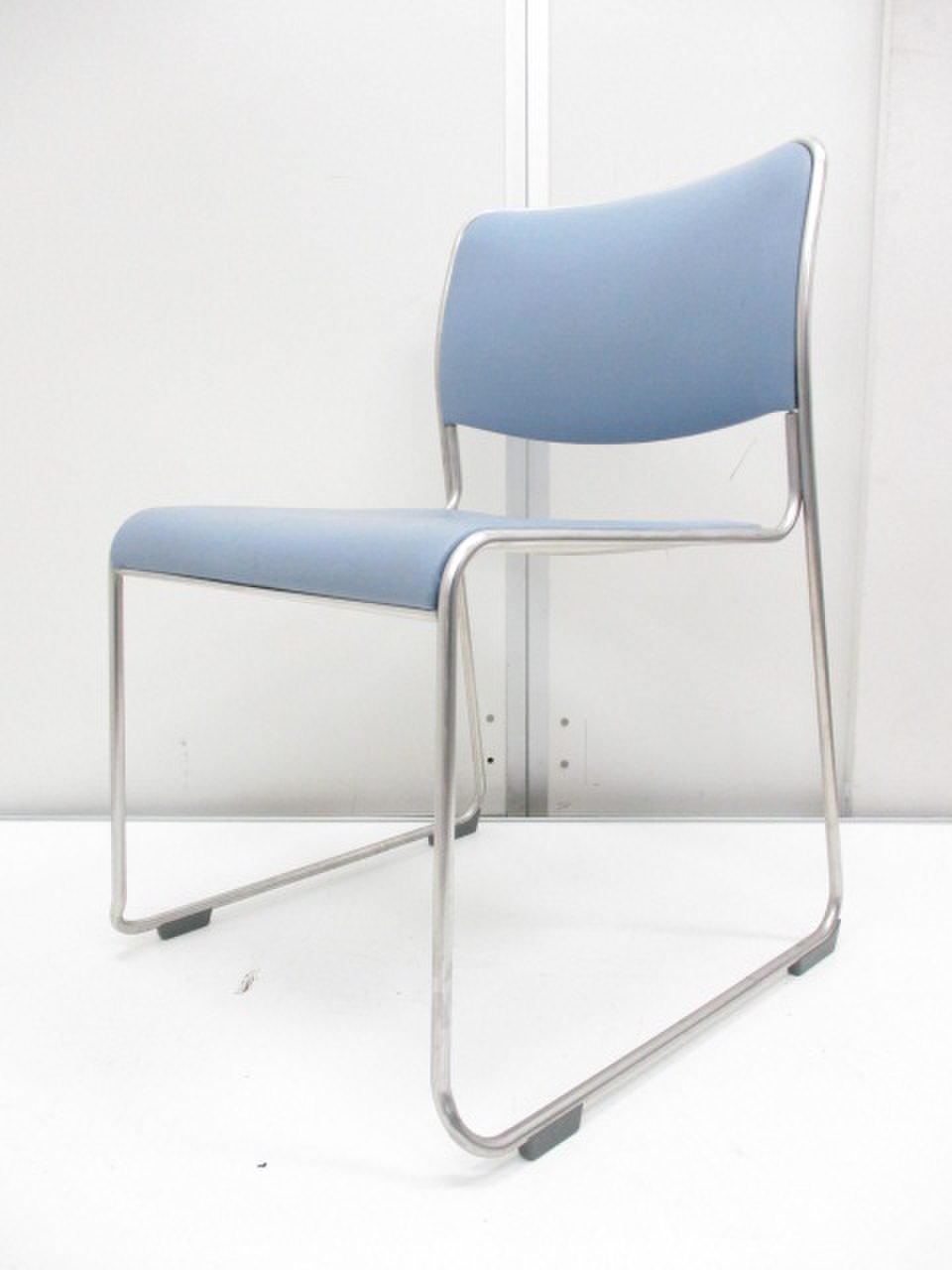 【そこにある、安心感】ウチダの定番スタッキングチェアST-182チェア！
重ねて収納可能!
                        ST-180・182 
                                    中古
            