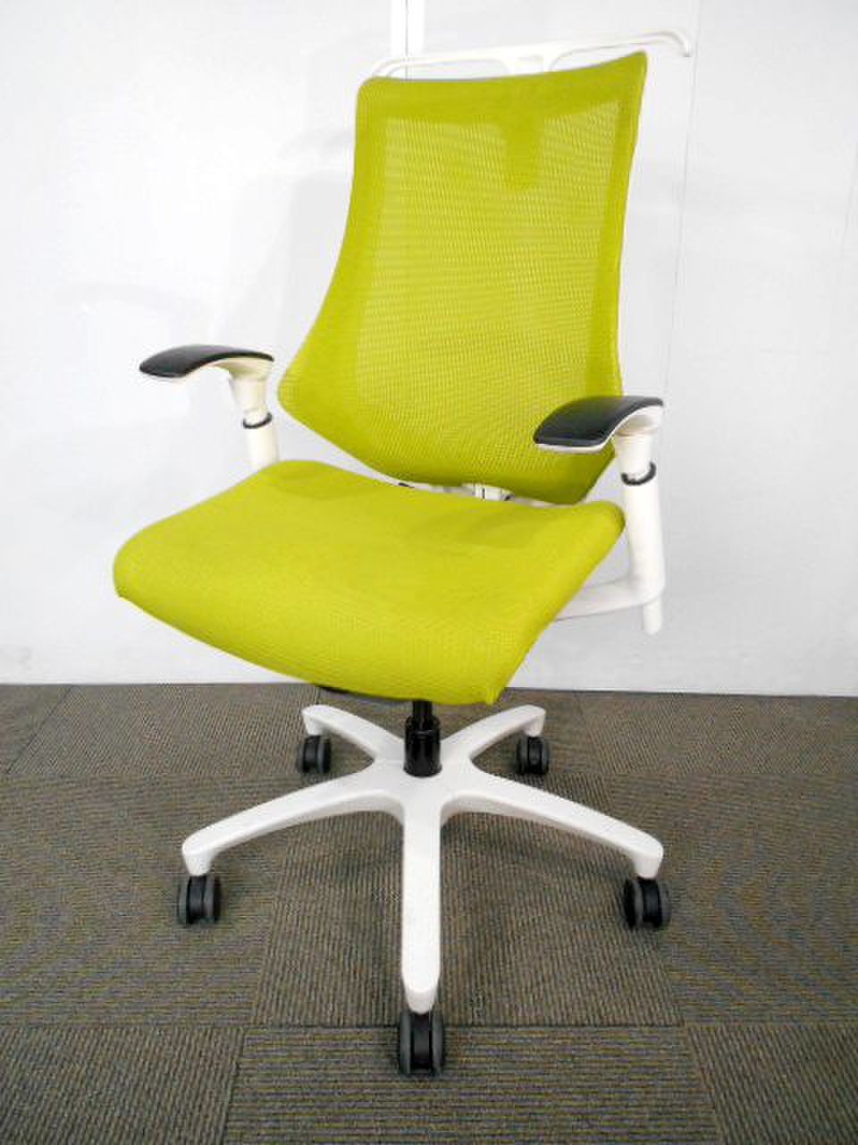 【鮮やかなカラー】イトーキ製 エフチェア　肘付き、コートハンガー付き【関西倉庫在庫】
                        エフ 
                                    中古
            