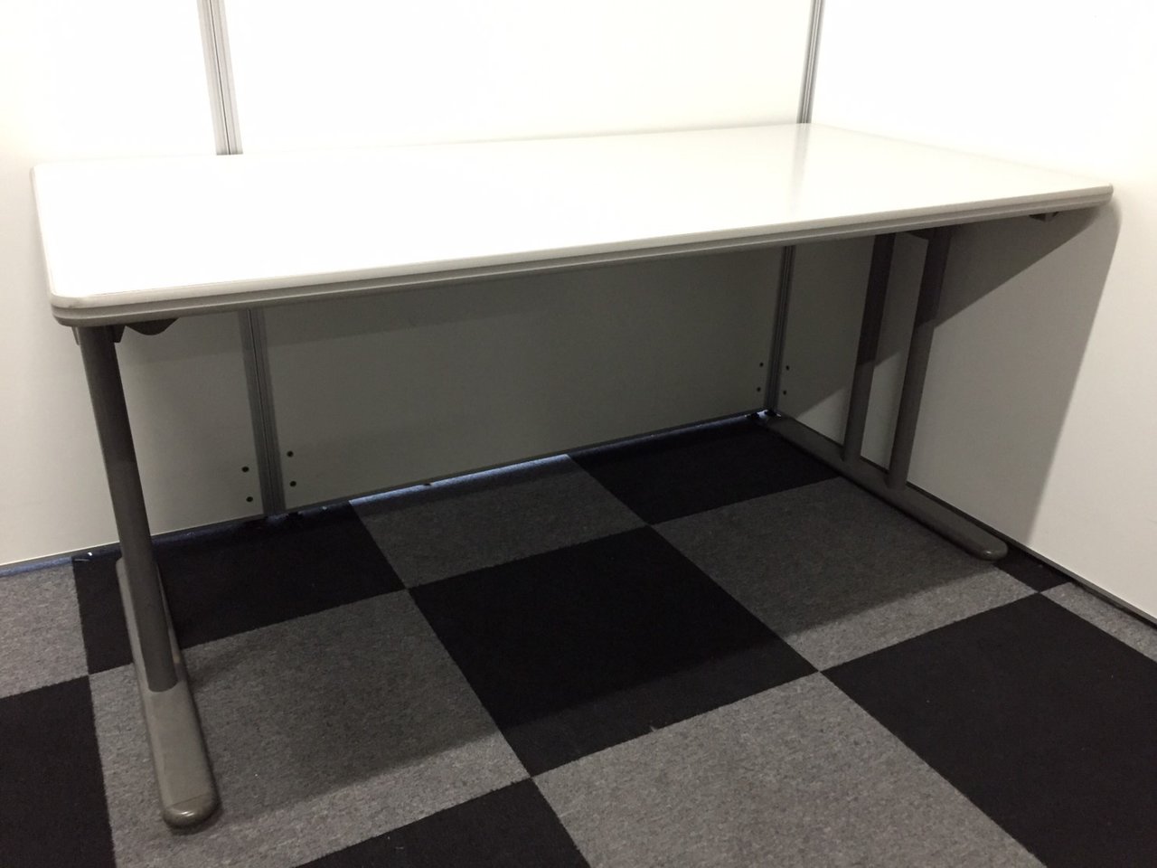 【頑丈な作りが特徴です！】国内4大メーカーの内田洋行製の4人掛けミーティングテーブルを入荷しました！
                        ST-3000 
                                    中古
            