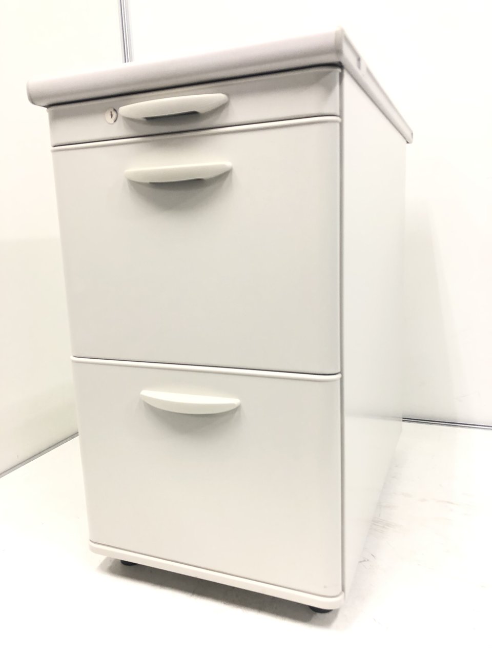 【希少！残り1台】ニューグレ―の3段脇机でオフィスでもって幅広く業務を！
                        その他シリーズ
                                    中古
            