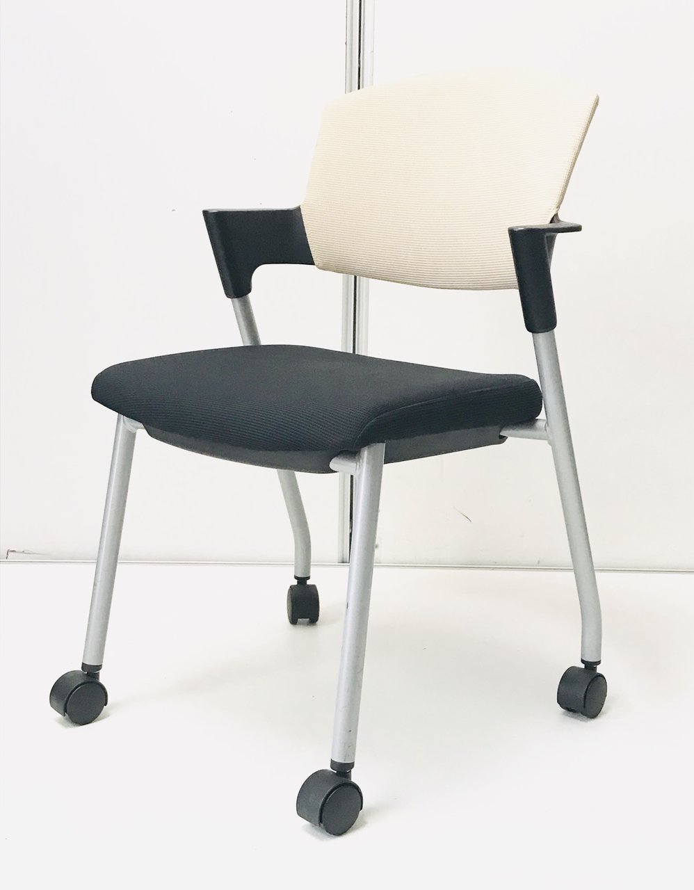 使用しないときは重ねて片づけられる！
コクヨ　プロッティチェア■キャスターがついて移動もスマートに
                        プロッティ（キャスター付） 
                                    中古
            