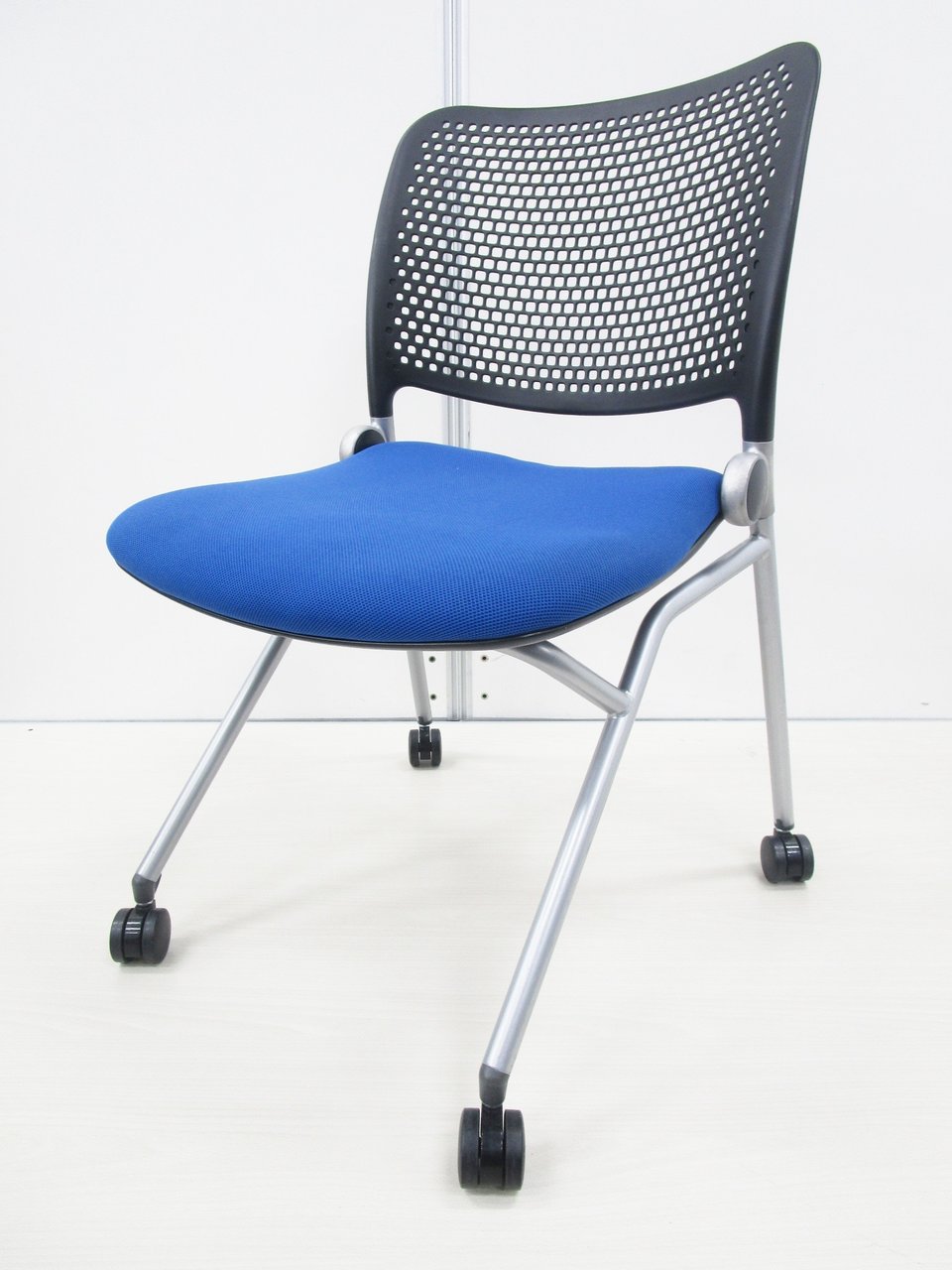 【丸みのある優しいデザイン】ウチダ・ブルーメ【座り心地抜群】
                        ブルーメ 
                                    中古
            