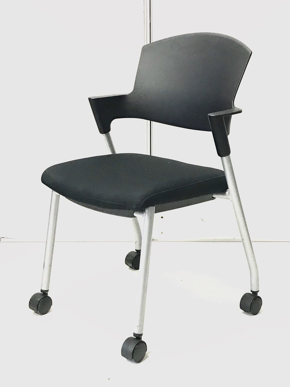 長時間でも快適な座り心地のコクヨ プロッティチェア！オールブラックでカッコいい！キャスター付で移動も楽々
                        プロッティ（キャスター付） 
                                    中古
            