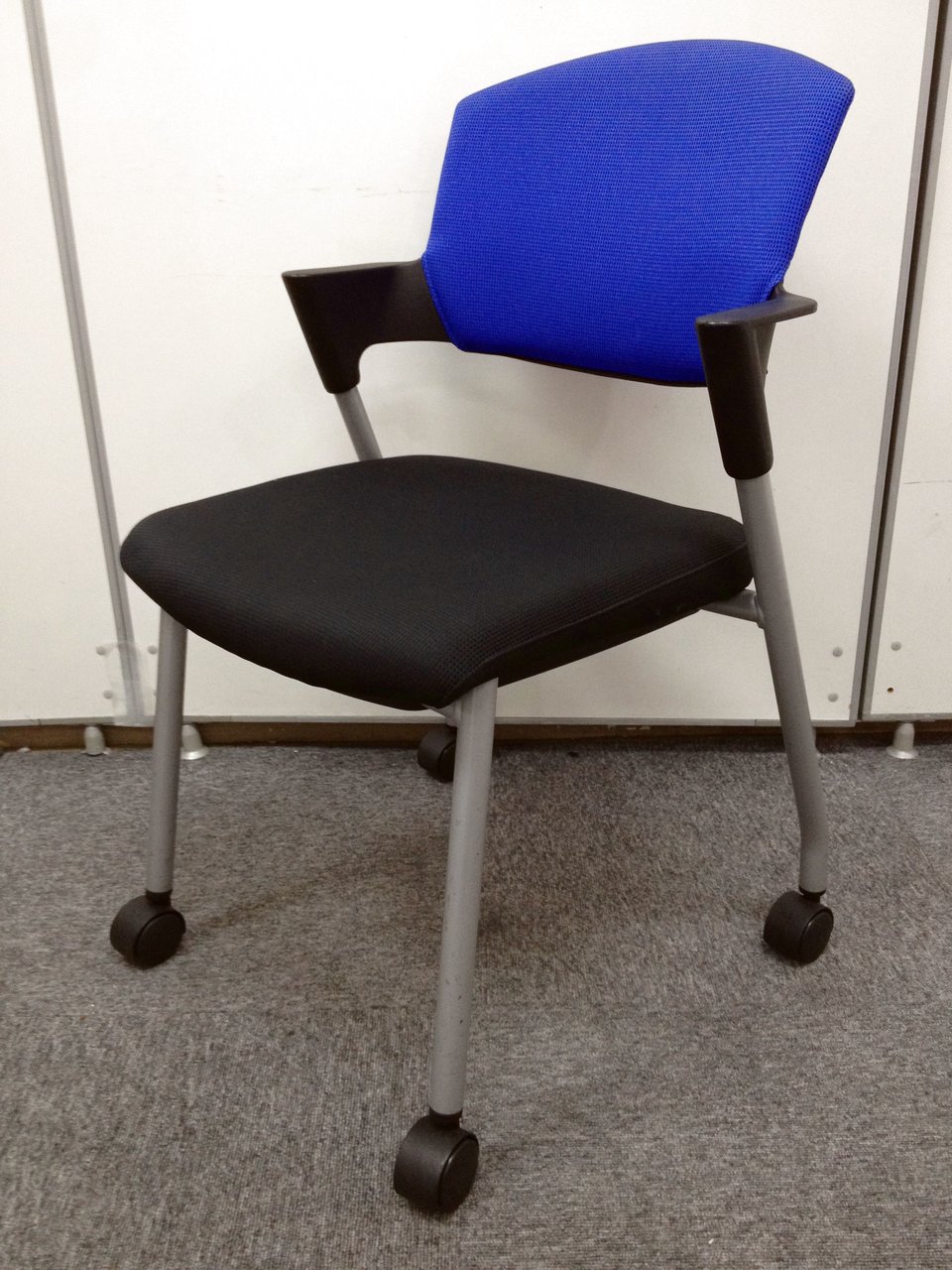 【2脚限り】スタッキングチェアで大人気シリーズ　プロッティ　ブルーカラー入荷！
                        プロッティ（キャスター付） 
                                    中古
            