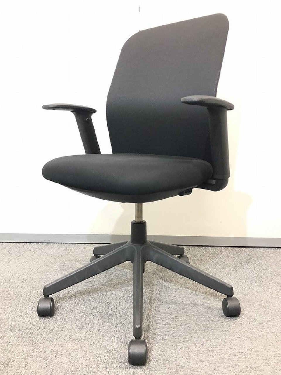 【4脚入荷】コクヨ製品のアガタチェアの入荷です！ブラックでかっこいいチェアになります！
                        アガタD 
                                    中古
            