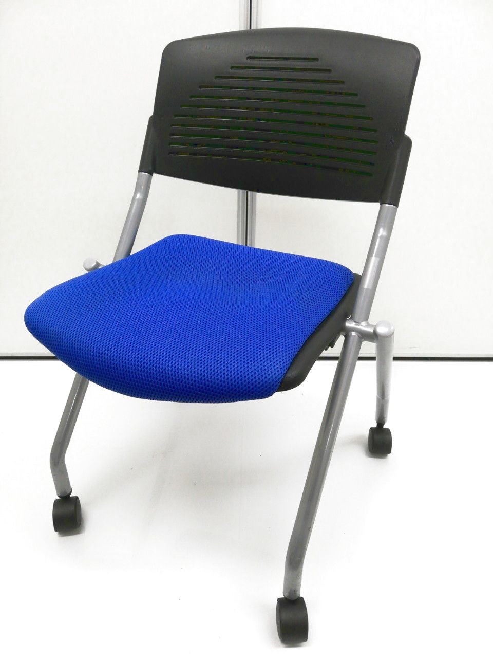 【コンパクトに収納可能！】キャスター付きで社内も楽々、移動も出来ます！
                        その他シリーズ
                                    中古
            