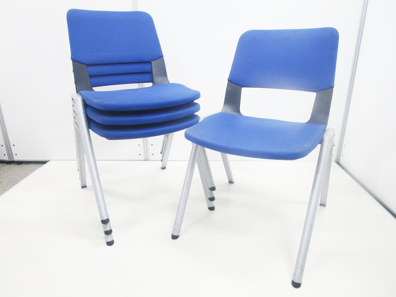 【お手頃・4脚セット！】コクヨ製スタッキングチェア【鮮やかなブルー】
                        その他シリーズ
                                    中古
            