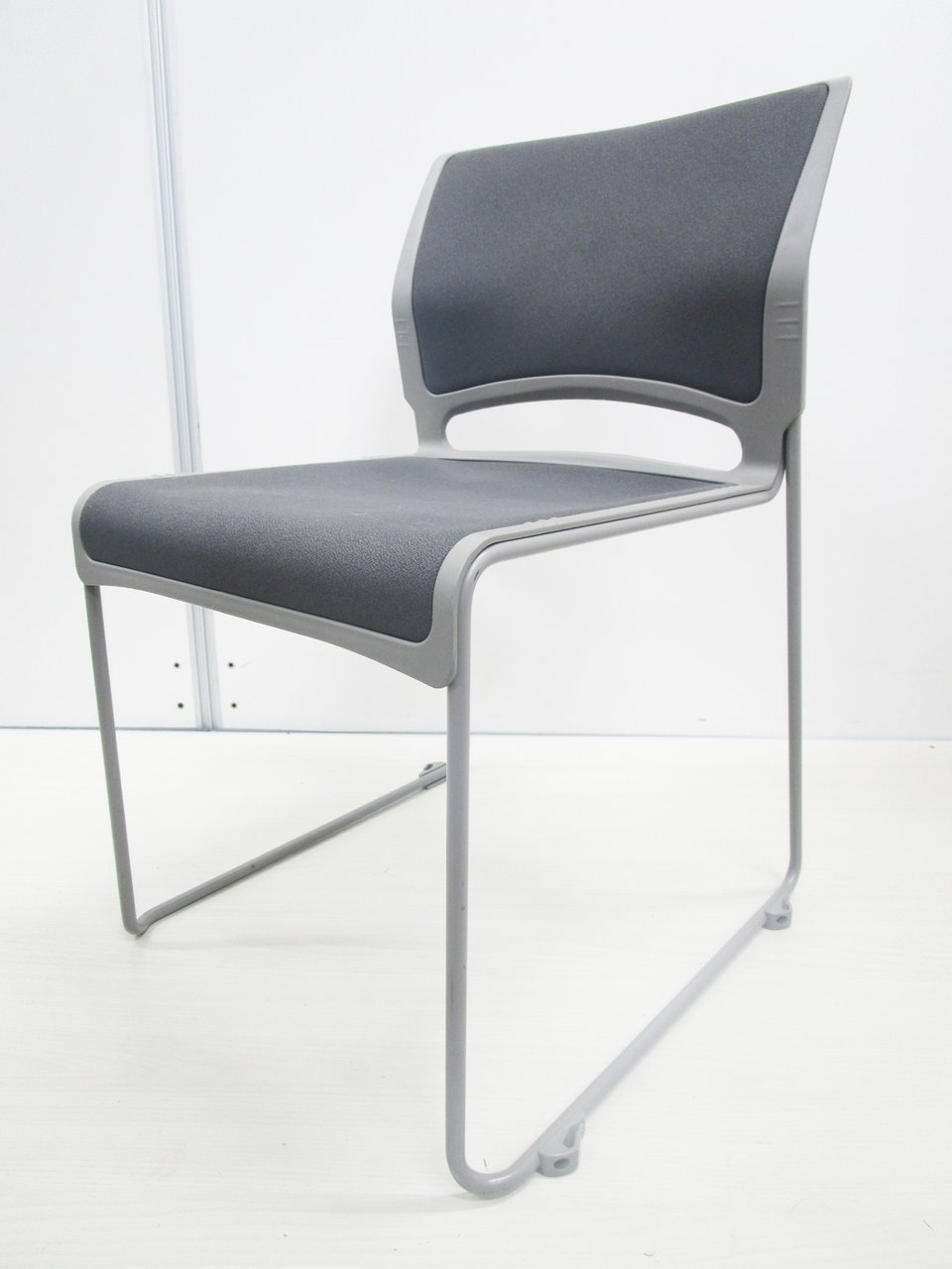 【2脚限定価格！】オカムラのスタッキングチェア【ダークグレー】
                        その他シリーズ
                                    中古
            