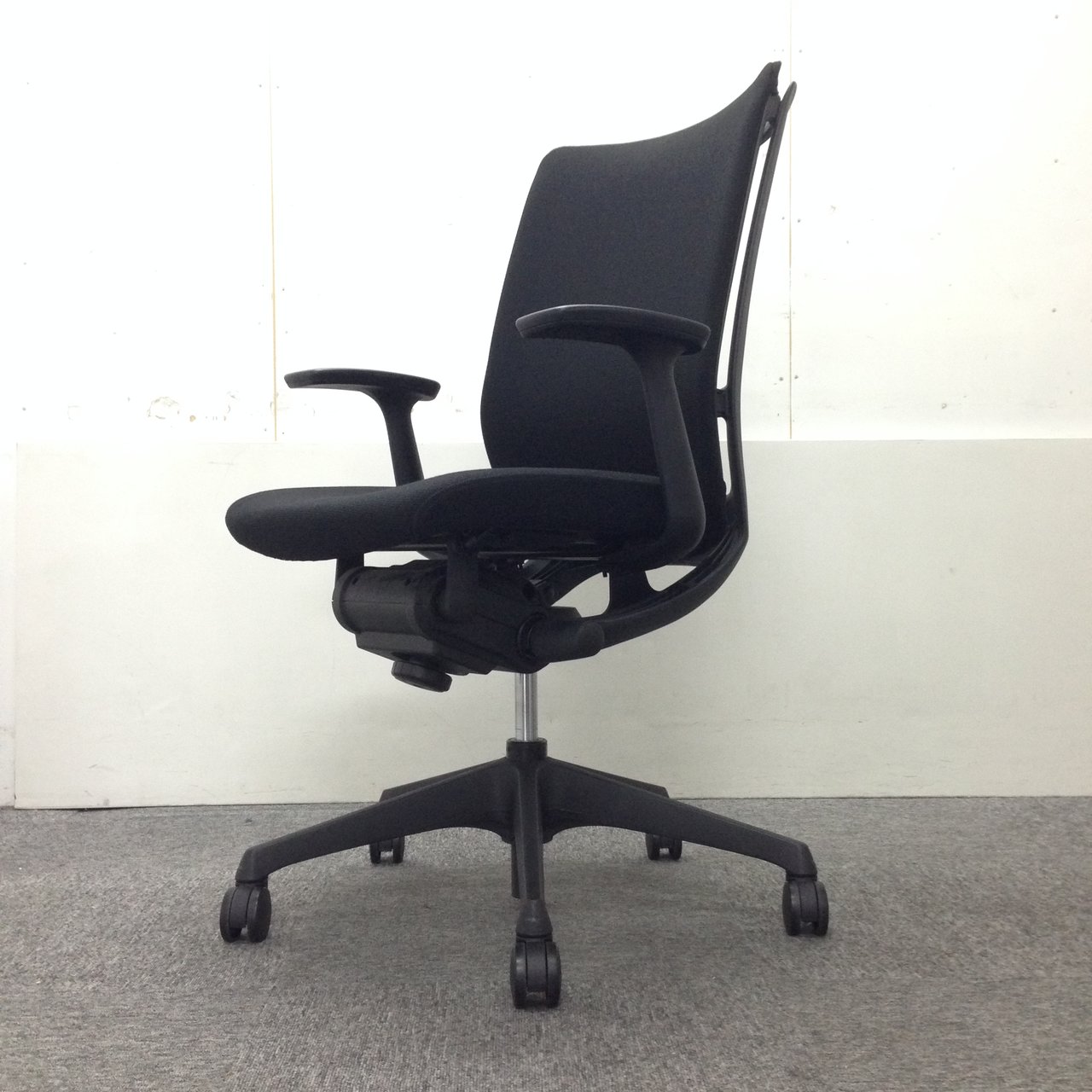 オリバックチェア　中古　ブラック 中古】ヴィスコンテチェア CW73ZA-FBA1 オカムラ/okamura 肘付