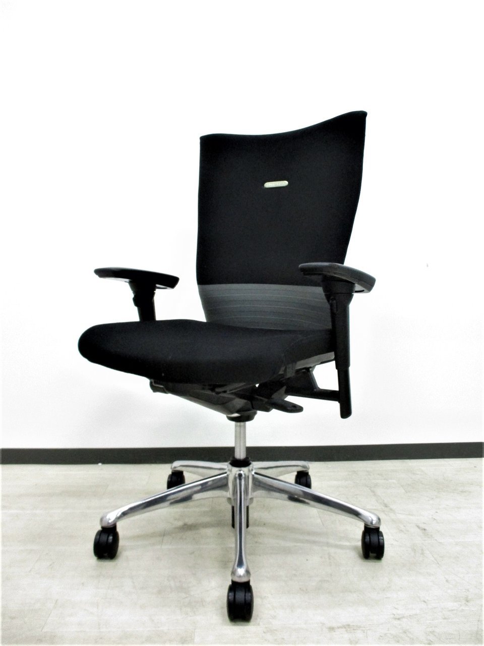 【6月出荷限定！在庫入替の為、限定2脚特別価格！】【新品で買うと15万です！】高級感の出る人気のチェア！
                        フィーゴ 
                                    中古
            