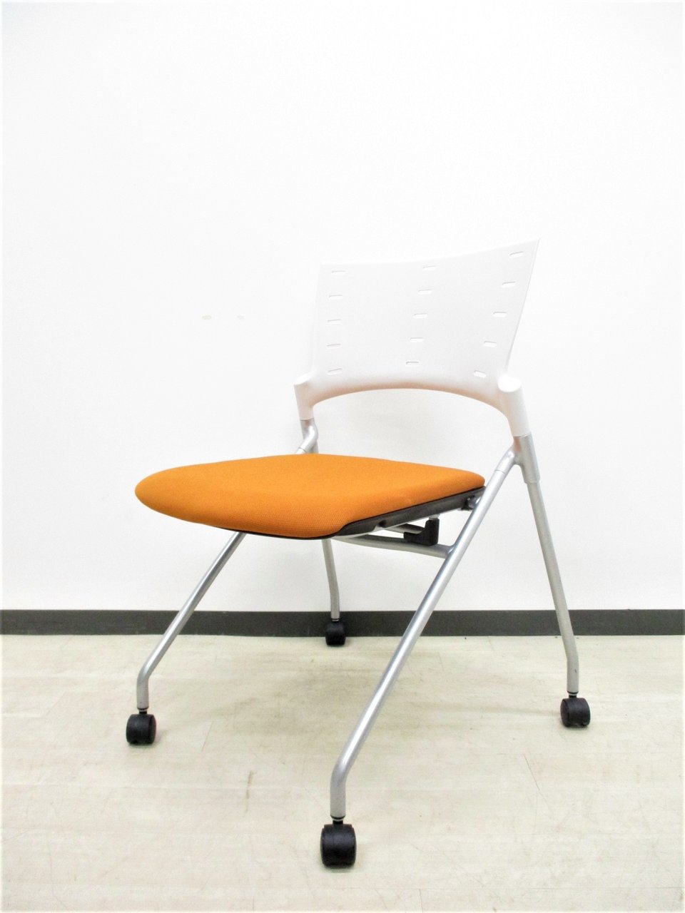 【6月出荷限定！在庫入替の為、限定1脚特別価格！】【2016年製！交渉を優位に進めるオレンジ！】人気シリーズ！オフィスを明るく！デザイン性、座り心地の良いミーティングチェア‼
                        マノス 
                                    中古
            