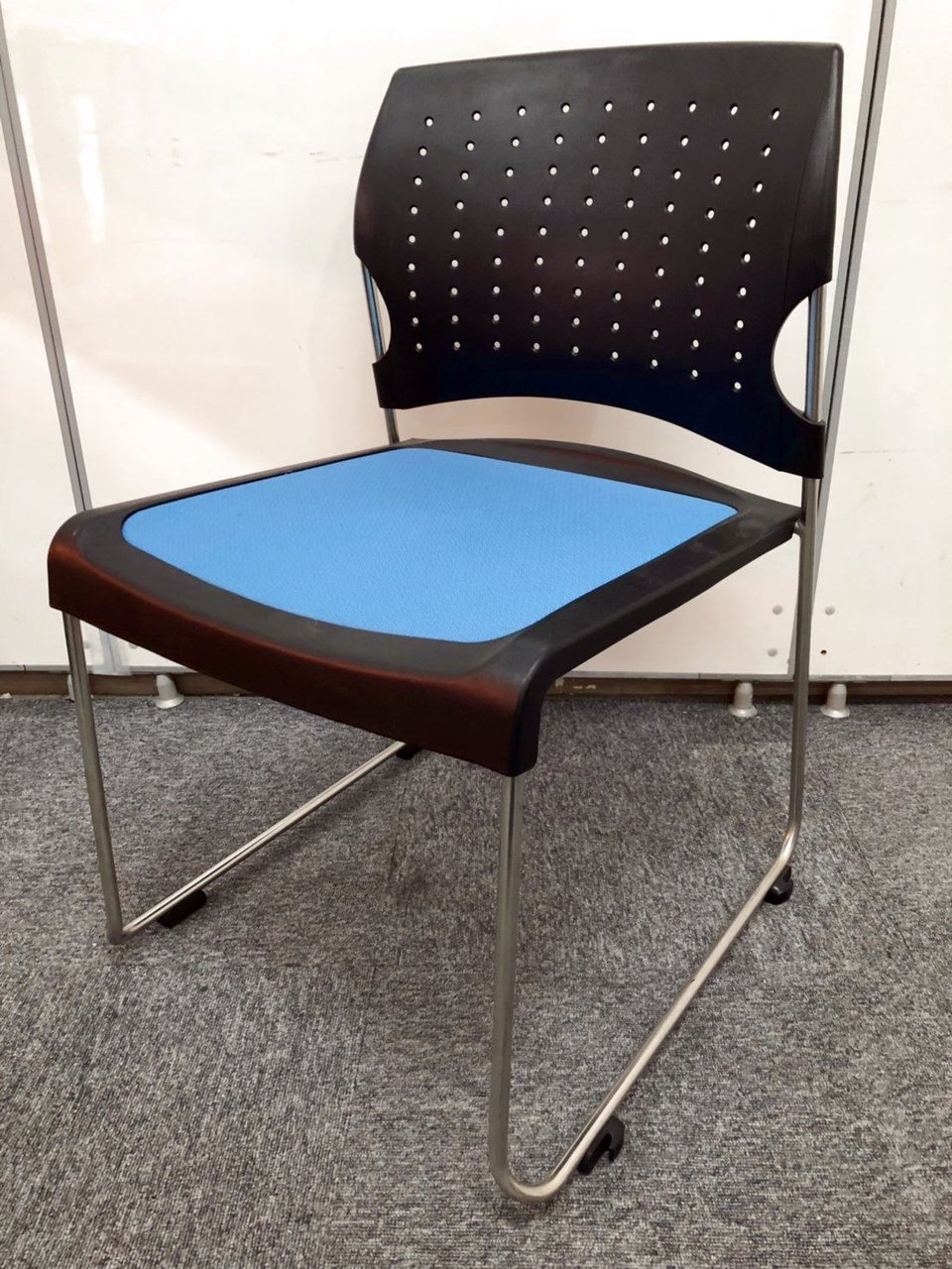 座面が伸縮性のあるメッシュ素材仕様、長時間の会議などにおすすめ！
                        プレド 
                                    中古
            