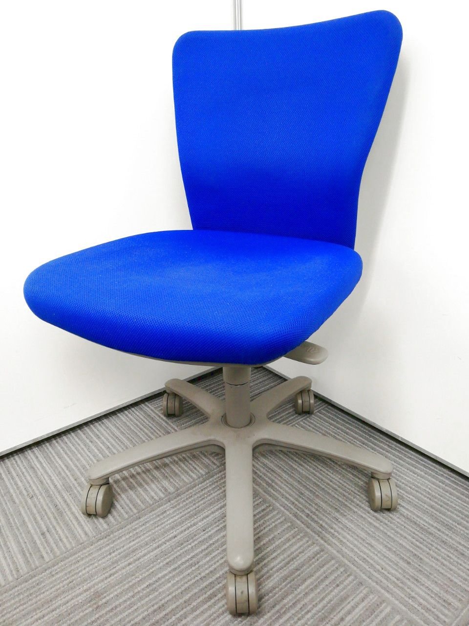 【安定の座り心地！】ピクトサイン付きで機能も楽々可能！！
                        カロッツァ 
                                    中古
            