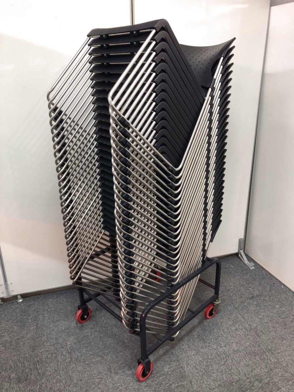 【25脚セット】新品の際、60万円以上！　会議やセミナーにおすすめスタッキングチェア入荷！！
                        プレド 
                                    中古
            