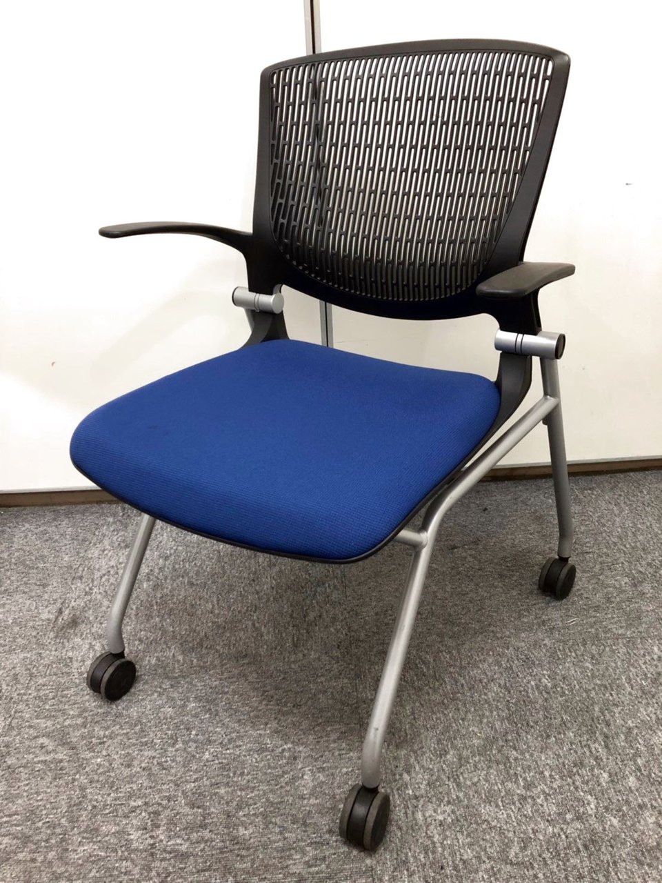 【高級　ミーティング用チェア！！】クッションが厚く柔らかい座面が折り畳めるネスティングチェア入荷！！
                        グラータ 
                                    中古
            