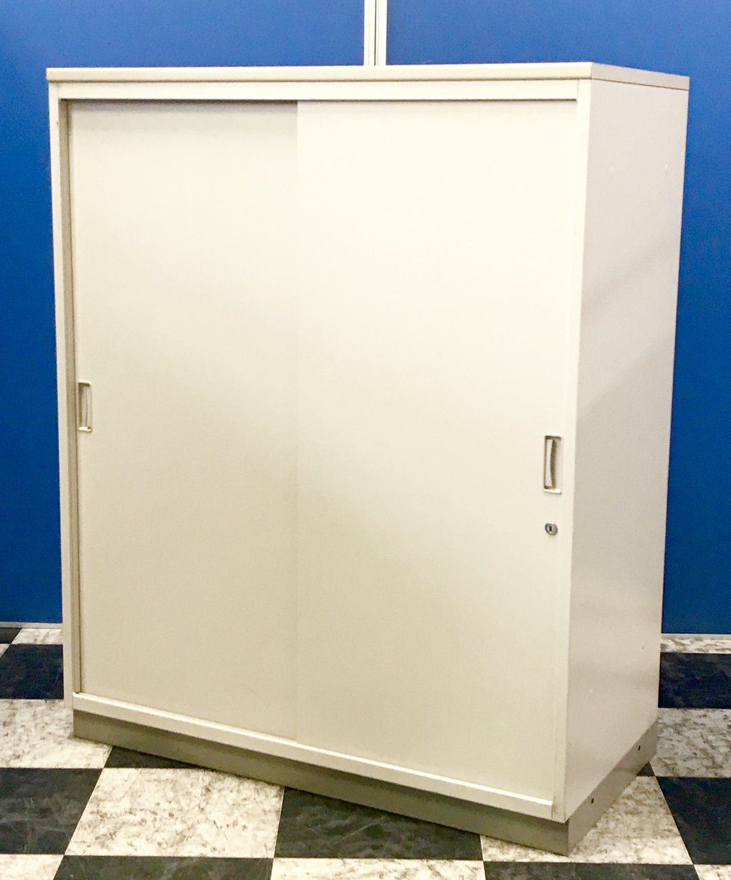 動線を取らない引き違い書庫2台入荷！イトーキ製　シンラインシリーズ！A4ファイル3段分収納可能！！嬉しい天板付！！
                        シンライン 
                                    中古
            