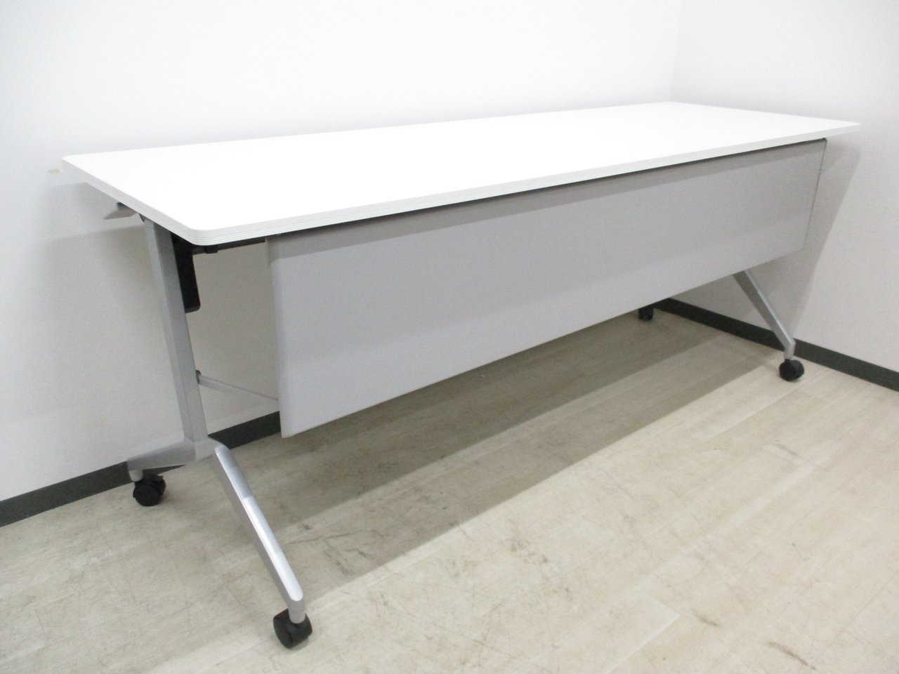 【幅広】コクヨ製　サイドスタックテーブル（幕板付き）会議室におすすめ！
                        CG-E 
                                    中古
            