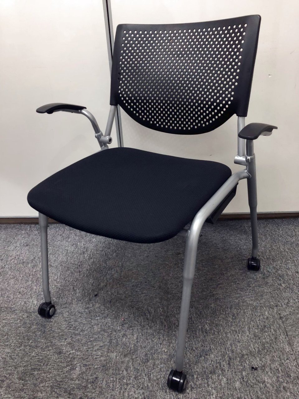 【オカムラ製プロスタック肘付きチェア入荷！！】　人気のブラック色！
                        プロスタック 
                                    中古
            