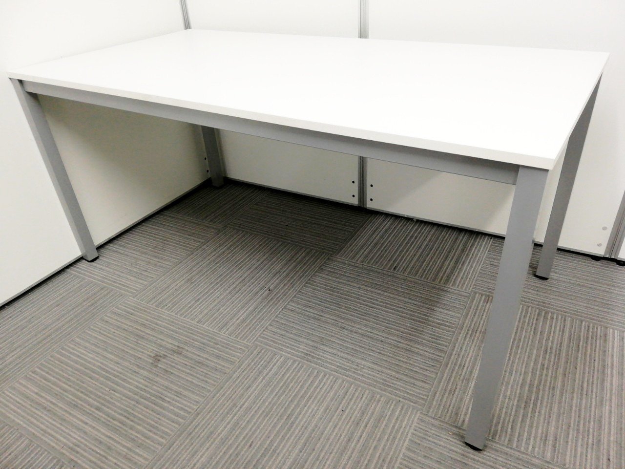 4名様用の清潔感あるホワイト会議用テーブル入荷！4つ足で最もシンプルな仕様！
                        その他シリーズ
                                    中古
            