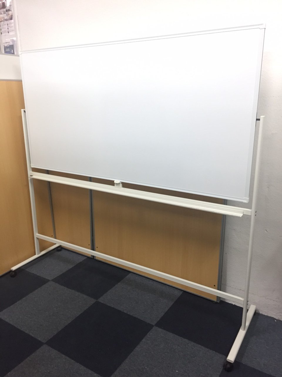 【一部凹みありのためお安く!!】■自立式ホワイトボード　■両面タイプ　■ボード寸法：W1800×H900mm 
                        -
                                    中古
            