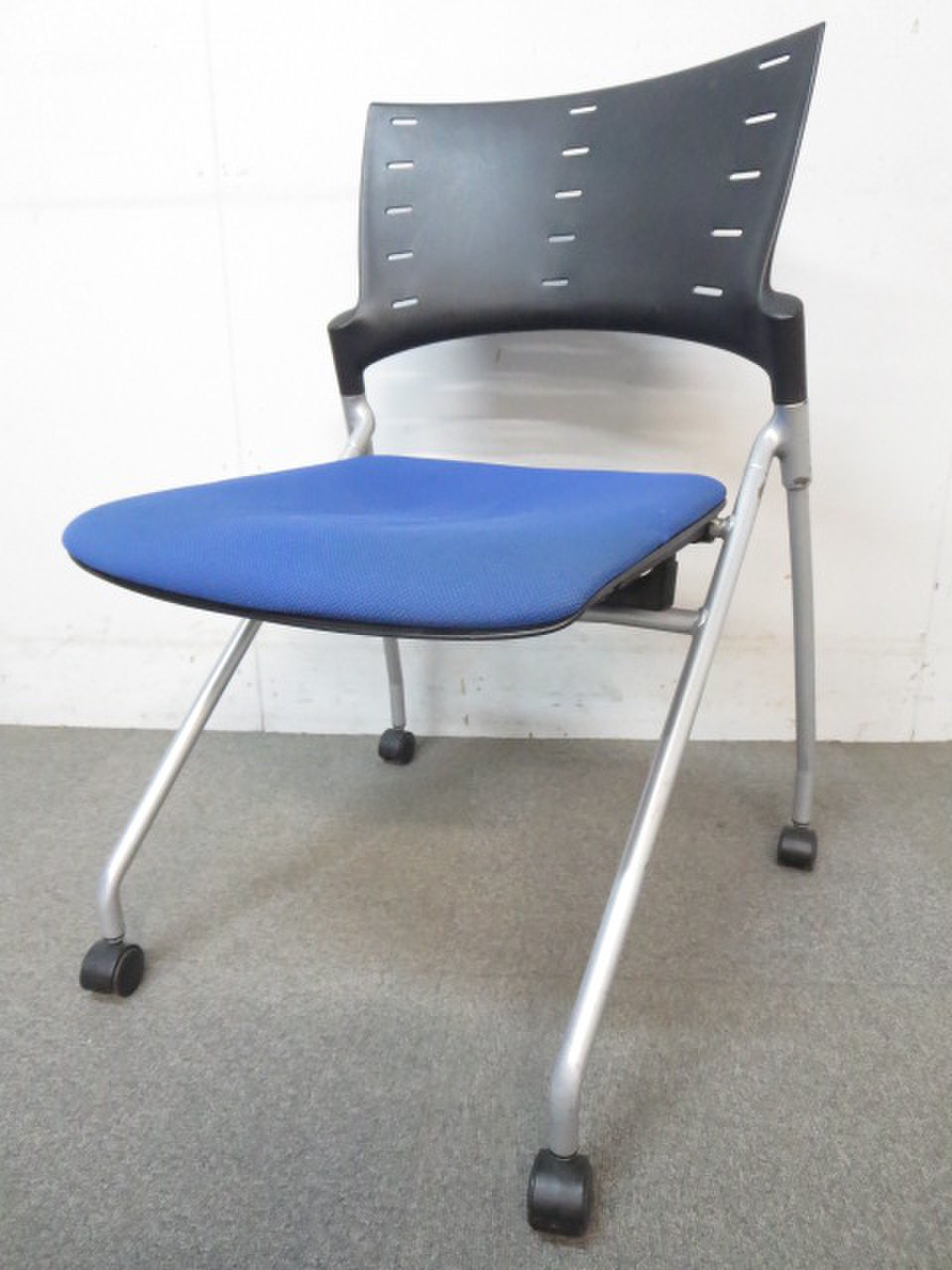 【キャスター付でスムーズにフォーメーションチェンジ！】■イトーキ製　ネスティングチェア　ブルー【水平スタッキング】【マノスチェア】
                        マノス 
                                    中古
            