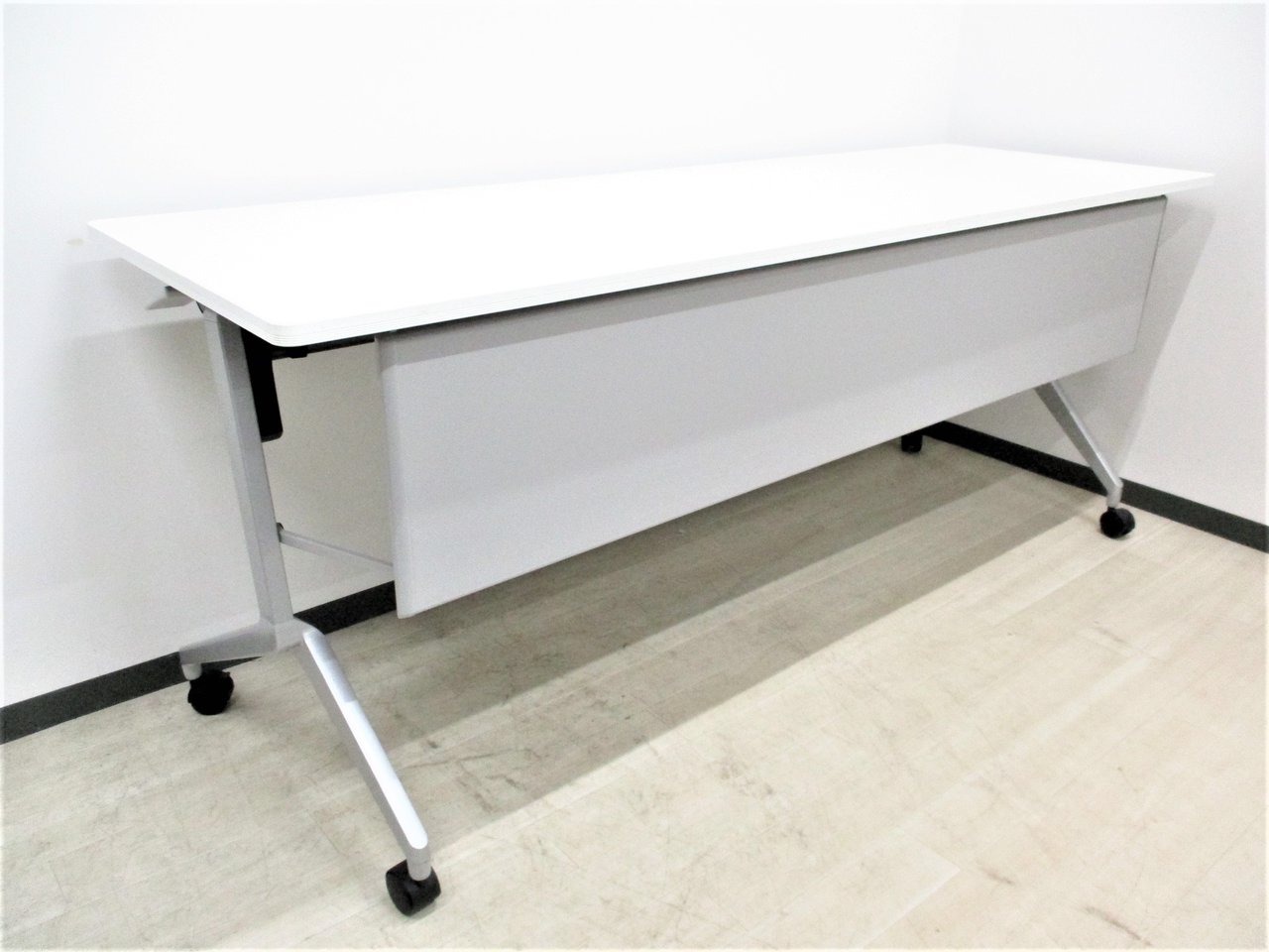 【並行スタック可能！】現在中古希少4台！使用しないときは折りたためる優れもの！
                        リーフライン 
                                    中古
            