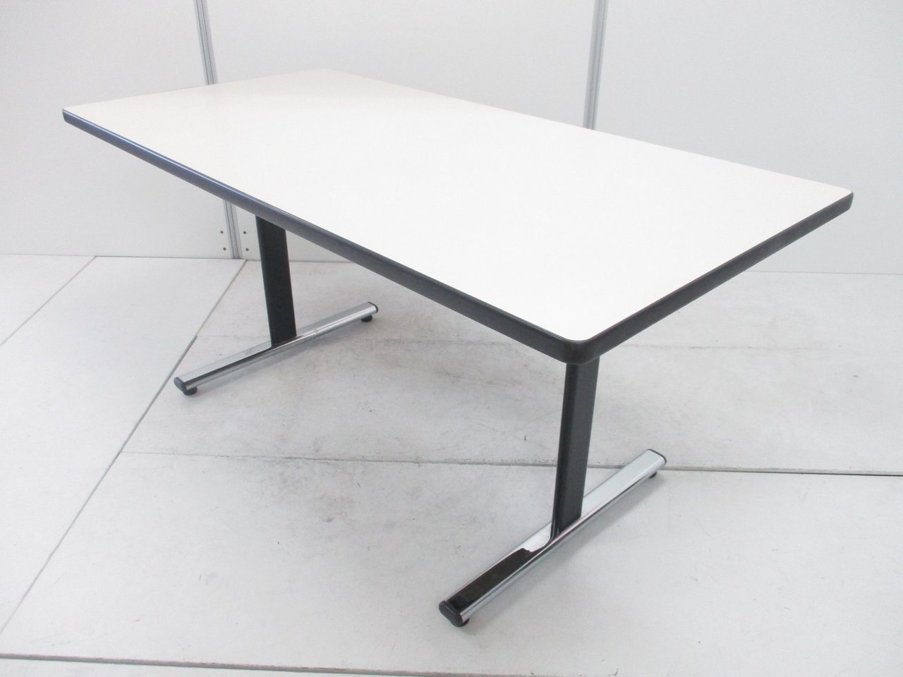 【会議やちょっとした休憩スペースに】人気のニューグレーテーブル
                        その他シリーズ
                                    中古
            