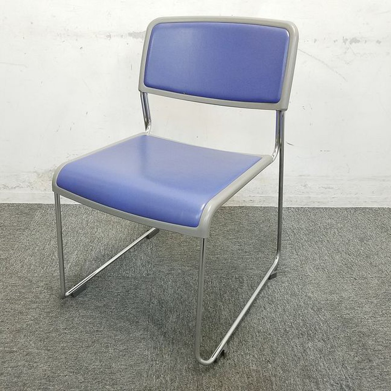 【２脚入荷】定番ブルーカラースタッキングチェア入荷致しました！会議室・セミナールームなどにオススメです！【やぶれ有】中古チェア　リサイクル
                        890シリーズ 
                                    中古
            