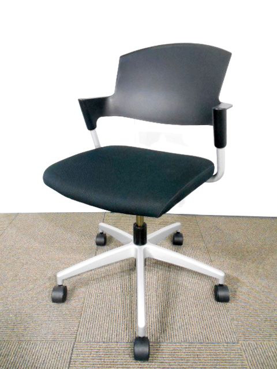 【4脚入荷】コクヨ製品のプロッティチェアになります！状態も良く人気のミーティングチェアになります！【関西倉庫在庫】
                        プロッティ（キャスター付） 
                                    中古
            