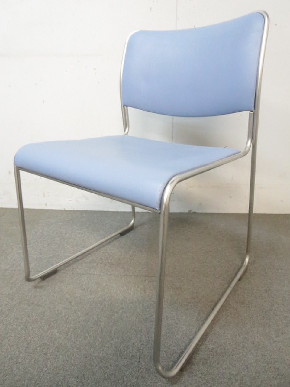 【スタンダードなデザイン！】■ウチダ　スタッキングチェア　■ブルー（ビニールレザー）
                        ST-180・182 
                                    中古
            