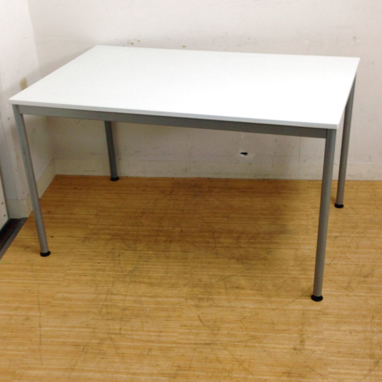 シンプルなテーブル　4つ脚　安価品につき低価格でご提案
                        その他
                                    中古
            