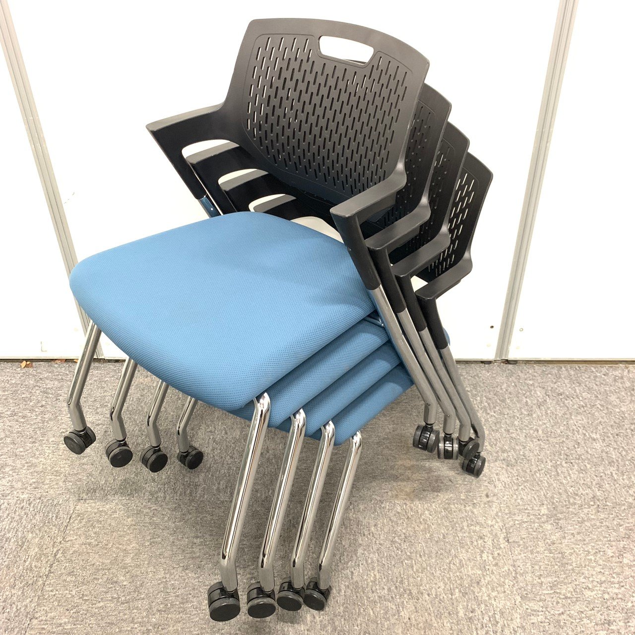 【6脚セットでお買い得！】6名様分揃います！2017年製のオカムラ製パートチェア！【状態良好品！】
                        パート 
                                    中古
            