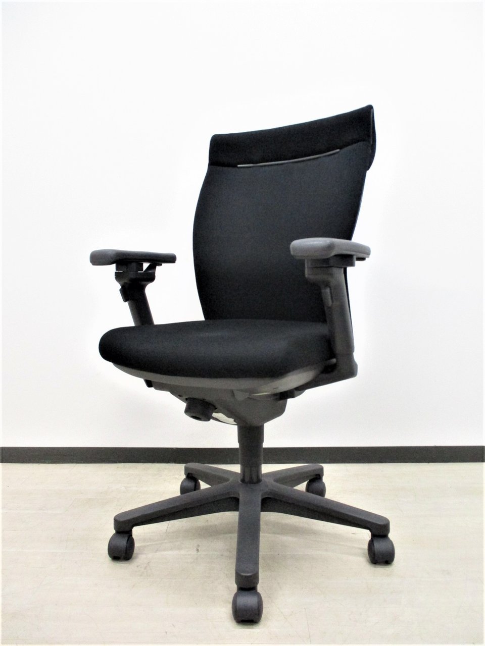 【10脚入荷！】定番の黒色チェア！背もたれゆったりハイバックチェア！
                        トレンザ 
                                    中古
            