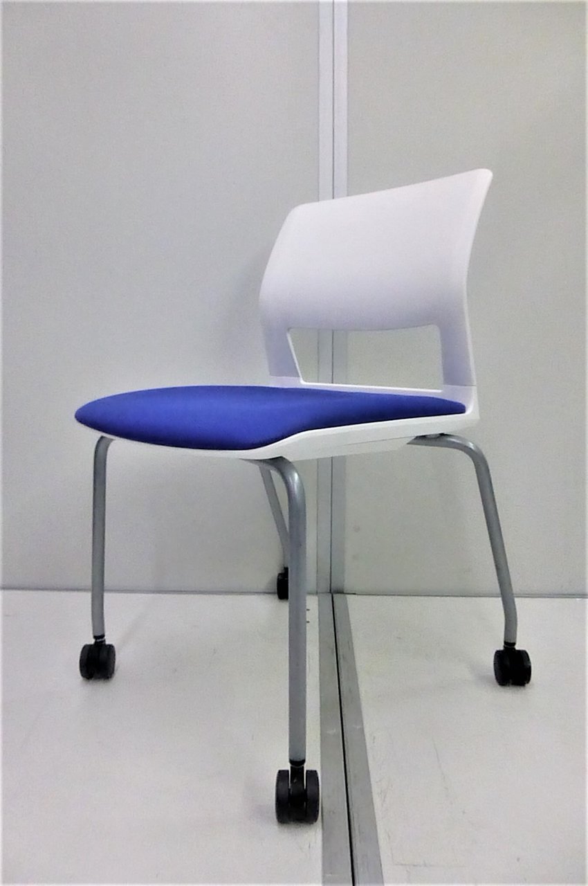 【KS】【6台入荷！】コクヨ製のスタッキングチェア　ブルーカラー
                        160シリーズ 
                                    中古
            